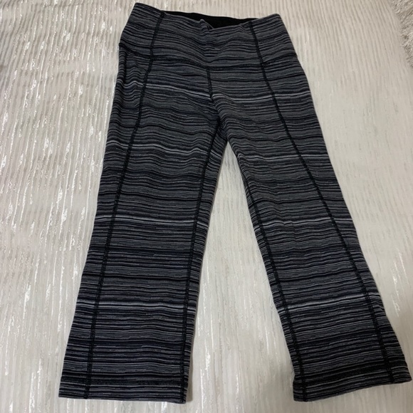 Lululemon gather and crow crop leggings - Picture 3 of 6